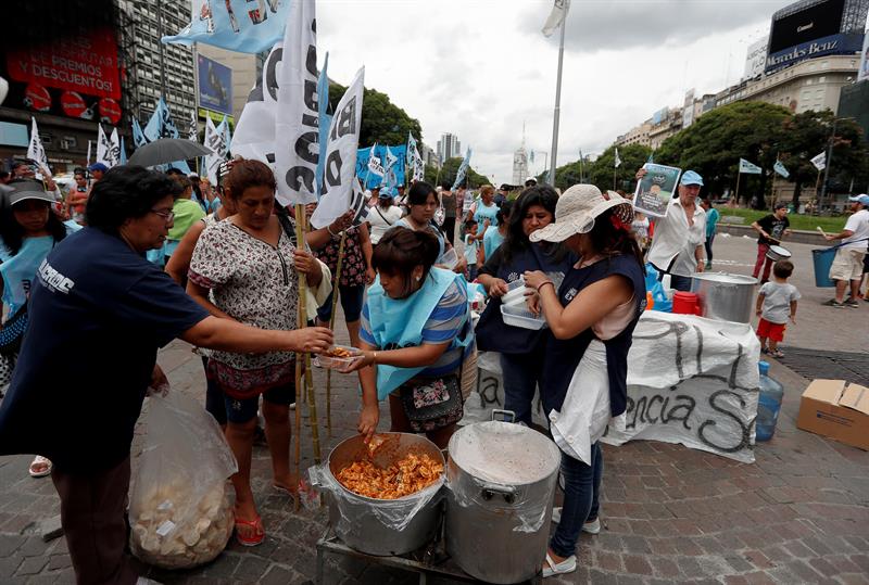  Des groupes sociaux en Argentine prennent des pots dans la rue et protestent contre Macri