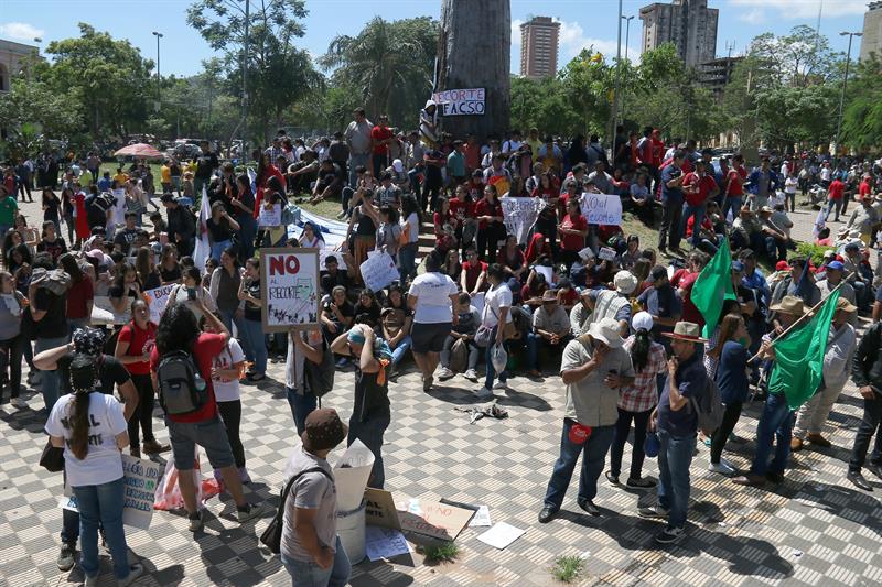  Les guildes protestent devant le CongrÃ¨s paraguayen pendant l'Ã©tude du budget
